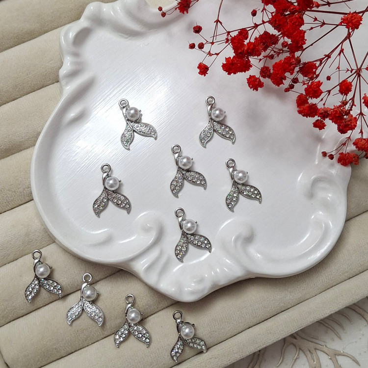 پلاک آویزی مرواریدی طرح دم وال(فروش بصورت دونه ای)