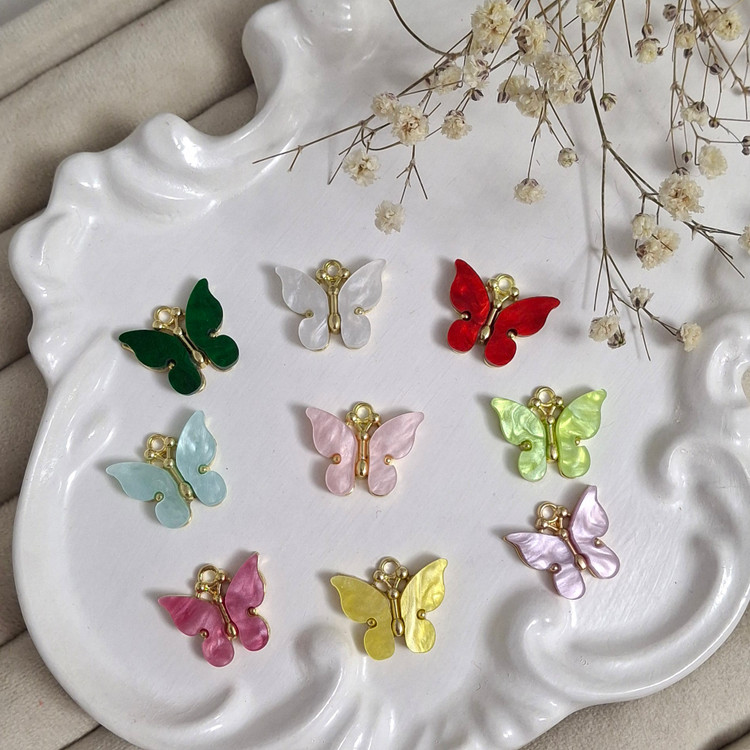 گردن آویزهای پروانه