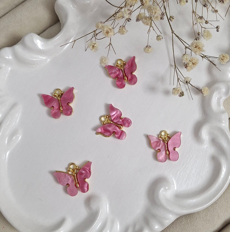 گردن آویزهای پروانه