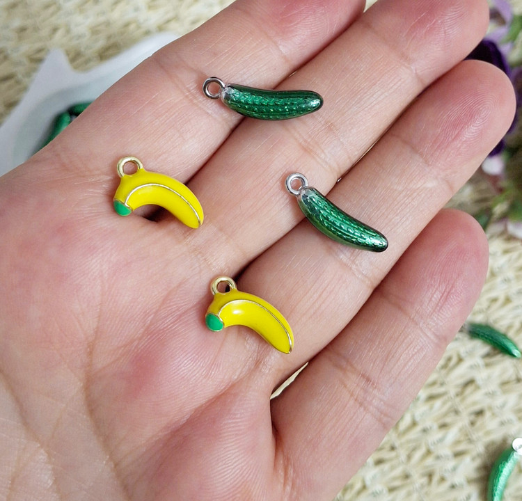 پلاک آویزی میوه طرح خیار و موز(فروش بصورت دونه ای)🍌🥒