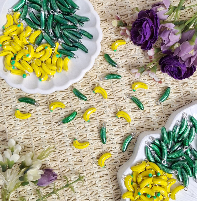 پلاک آویزی میوه طرح خیار و موز(فروش بصورت دونه ای)🍌🥒