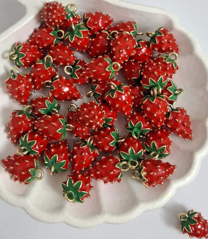 پلاک آویزی سه بعدی توت فرنگی (فروش بصورت دونه ای)